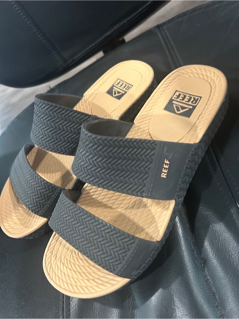 Reef water Vista Two-strap Slides in Black sandal NWOT